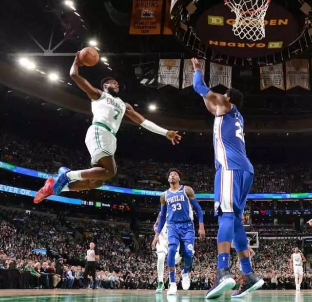 战术更强调 战术更强调